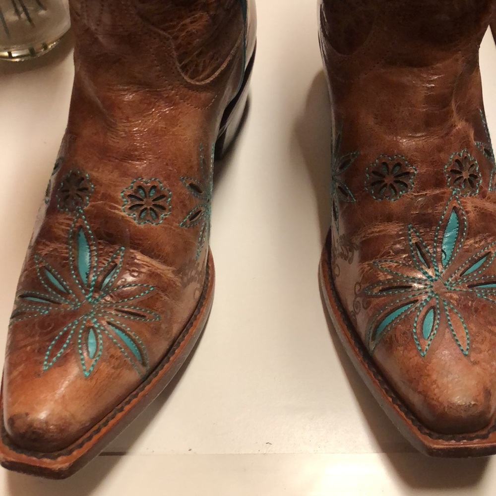 6 1/2 boots. Brand is shyanne